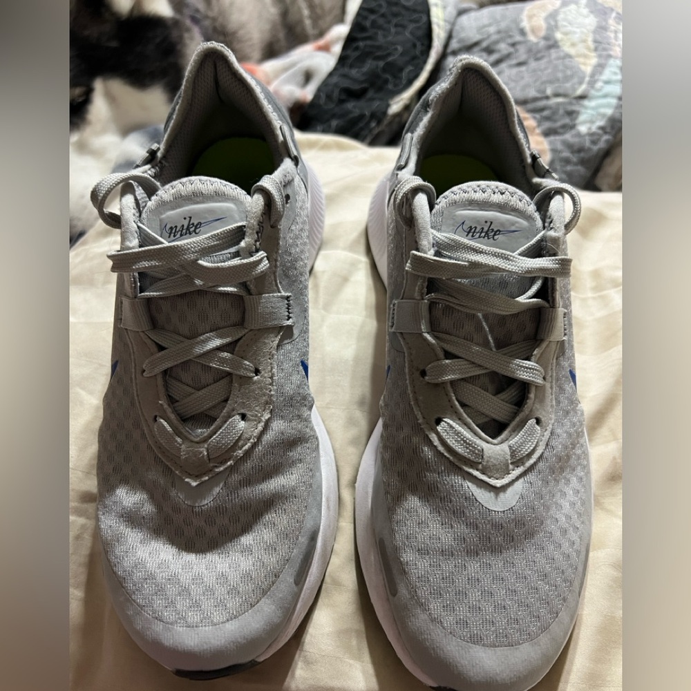 Youth Nike Gray Sneakers Size 5 Like New